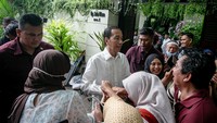 Presiden RI ketujuh Joko Widodo menyapa warga yang mengantre di depan kediamannya Sumber, Solo, Jawa Tengah, Rabu (2/4/2025). 