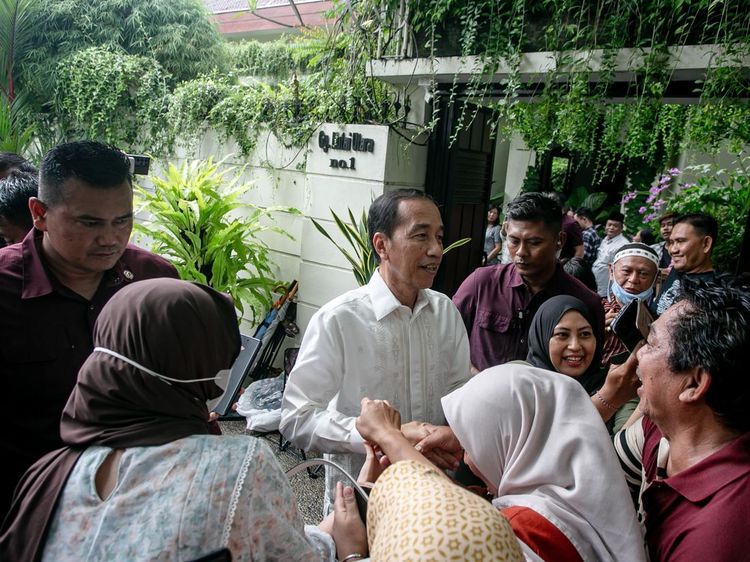 Ramainya Warga Mengunjungi Kediaman Jokowi Saat Lebaran