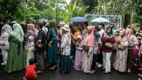 Momen lebaran kediaman Presiden RI ketujuh Joko Widodo ramai dikunjungi warga yang ingin bertemu dan bersilaturahim. 