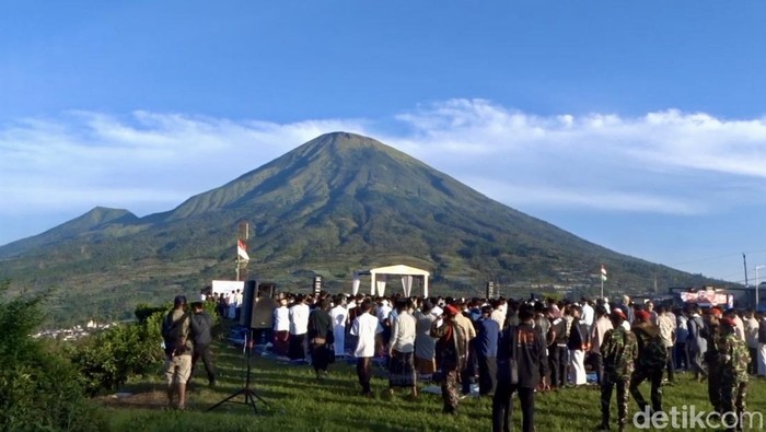 Ribuan warga salat Idul Fitri di bawah dua Gunung di Desa Garung Kecamatan Kalikajar, Wonosobo, Senin (31/3/2025).