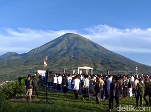 Potret Salat Id Berlatar Eloknya Sindoro-Sumbing di Garung Wonosobo