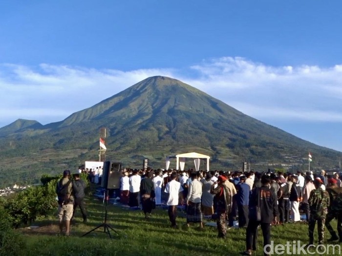 Ribuan warga salat Idul Fitri di bawah dua Gunung di Desa Garung Kecamatan Kalikajar, Wonosobo, Senin (31/3/2025).