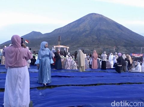 Ribuan warga salat Idul Fitri di bawah dua Gunung di Desa Garung Kecamatan Kalikajar, Wonosobo, Senin (31/3/2025).