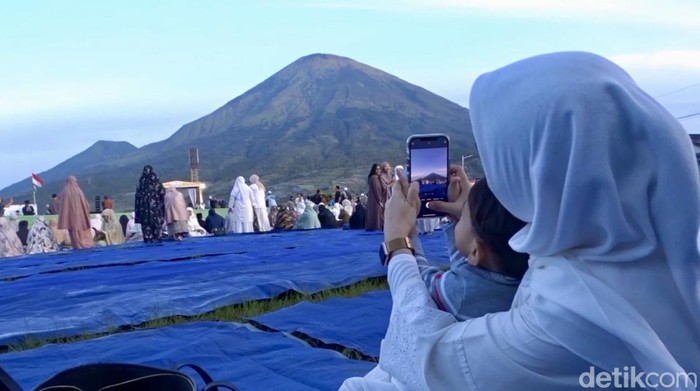 Ribuan warga salat Idul Fitri di bawah dua Gunung di Desa Garung Kecamatan Kalikajar, Wonosobo, Senin (31/3/2025).