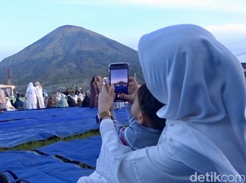 Ribuan warga salat Idul Fitri di bawah dua Gunung di Desa Garung Kecamatan Kalikajar, Wonosobo, Senin (31/3/2025).