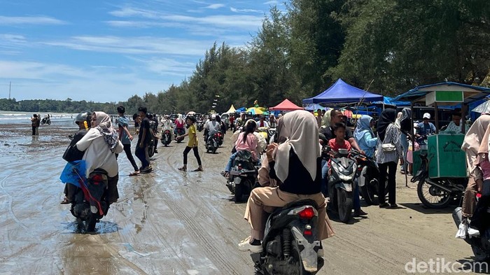 Ribuan wisatawan saat memadati Pantai Barat Madina di hari lebaran ketiga. (Finta Rahyuni/detikSumut)