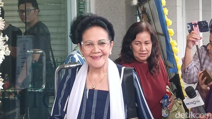 Rina Hassim melayat ke rumah duka Ray Sahetapy.