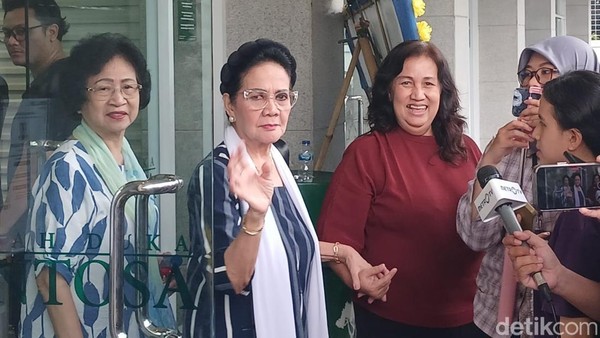 Selebritas Lintas Generasi Melayat ke Rumah Duka Ray Sahetapy