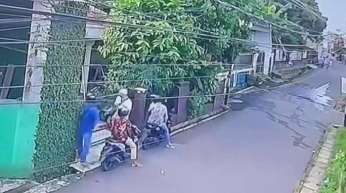 Rumah di Depok dibobol maling saat ditinggal pemilik salat Id. (dok.rekaman CCTV)