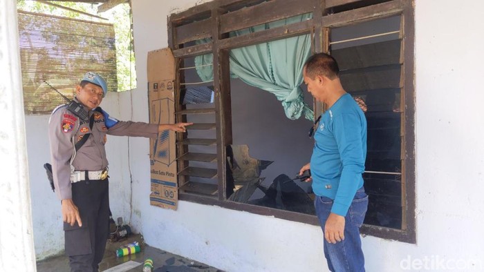 Rumah warga Tulungagung rusak terkena petasan balon udara yang meledak.