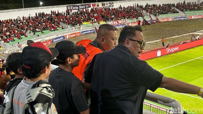 Salah satu penonton PSM Vs CAHN bernama Eko protes tidak mendapatkan kursi padahal membeli tiket mahal-mahal.