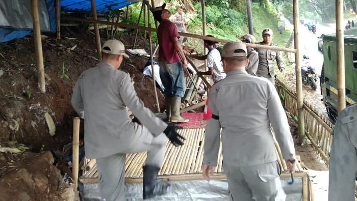 Satpol PP Cianjur bongkar warung liar yang dibangun di zona merah bencana gempa dan longsor.