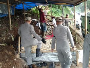 Warung Liar di Zona Merah Longsor Cianjur Dibongkar Satpol PP