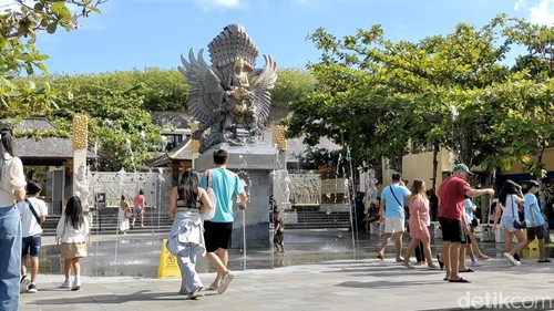 Sejumlah pengunjung memadati kawasan GWK di Ungasan, Kuta Selatan, Badung, Bali, saat momen libur panjang Idul Fitri, Rabu (2/4/2025). (Foto Agus Eka/detikBali)
