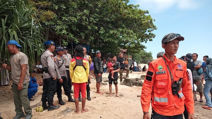 Situasi di TKP pasca korban tenggelam di Pantai Sayang Heulang.