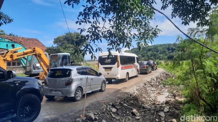 Situasi kemacetan menuju TPU Loji Sukabumi.
