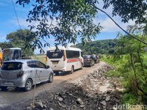 Macet Berjam-jam, Aryo Rela Antre Demi Ziarah Lebaran di TPU Loji