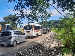 Macet Berjam-jam, Aryo Rela Antre Demi Ziarah Lebaran di TPU Loji