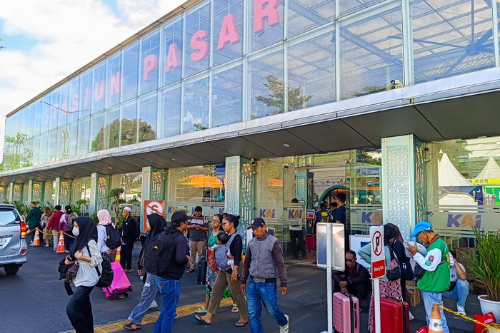 Stasiun Pasar Senen di Jakarta Pusat masih dipadati pemudik pada hari kedua Lebaran Idul Fitri. Ada 26 ribu penumpang kereta berangkat dari Stasiun Pasar Senen. (dok KAI Daop 1)