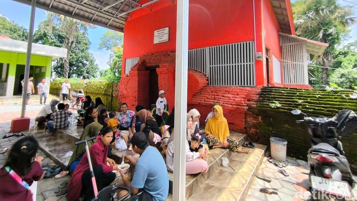 Suasana di sekitar situs petilasan Sunan Kalijaga Cirebon