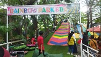 Wahana baru rainbow slide di KBS dipadati wisatawan. KBS menambah wahana baru rainbow slide dan bioskop 7D untuk menarik minat pengunjung. Foto: Auliyau Rohman/detikJatim
