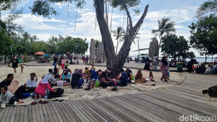 Suasana Pantai Ancol tetap ramai warga meski diguyur hujan. (Taufiq/detikcom)