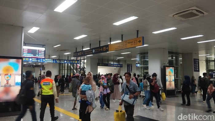 7 Perjalanan kereta dari Stasiun Pasar Senen dan Gambir mengalami keterlambatan ketibaan lantaran banjir di Grobogan tutup jalur rel kereta.