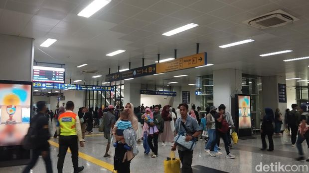 Suasana Stasiun Manggarai ramai saat libur Lebaran. (Fawdi/detikcom)