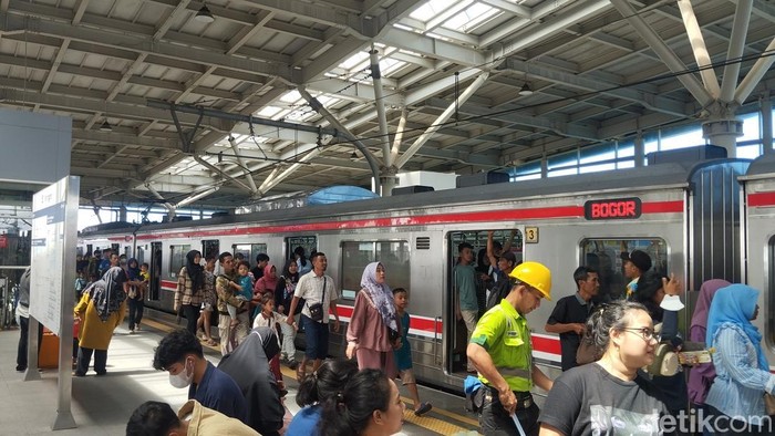 Suasana Stasiun Manggarai ramai saat libur Lebaran. (Fawdi/detikcom)