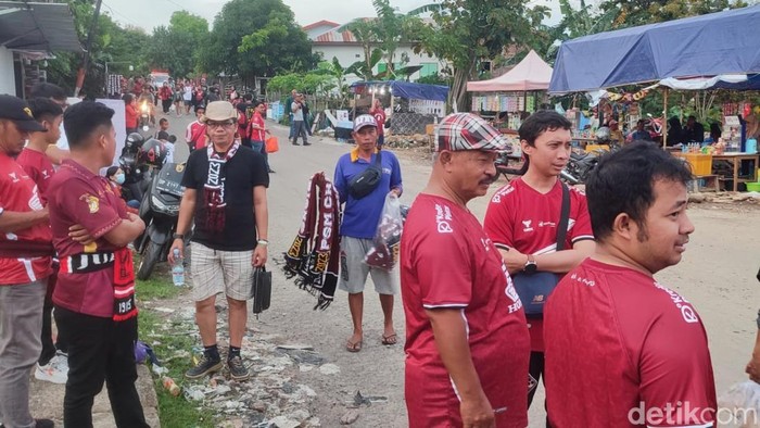 Suporter PSM menumpuk di depan pintu Stadion BJ Habibie jelang laga PSM Makassar Vs CAHN FC.