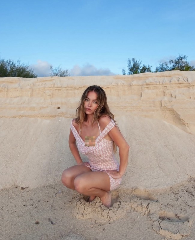 Sydney Sweeney tampil dalam serangkaian foto yang diambil di pantai, diunggah di Instagram pada Jumat (28/3/2025). Bintang Euphoria ini mengenakan mini dress Dior berwarna pink pastel. Foto: Instagram/@sydney_sweeney