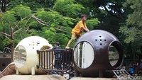 Taman seluas 7,3 hektar tersebut menjadi salah satu pilihan favorit warga Jakarta dan kota-kota sekitarnya untuk memanfaatkan libur Tahun Baru 2025 karena dapat diakses secara gratis, memiliki beragam wahana permainan, dan suasana yang rindang dengan banyaknya pohon.