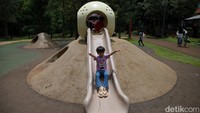 Perosotan merupakan salah satu wahana yang diminati oleh anak-anak.