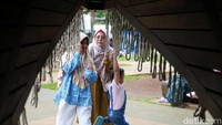 Pengunjung didominasi keluarga yang membawa anak-anak kecil untuk bermain di area taman bermain anak.