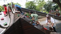 Anak-anak bermain di wahana yang tersedia di Tebet Eco Park.