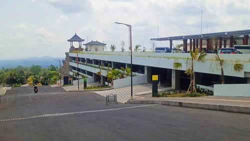 Tempat parkir kendaraan di Manik Mas yang akan digunakan selama karya IBTK 2025 di Pura Agung Besakih, Karangasem. (Selamat Juniasa/detikBali)