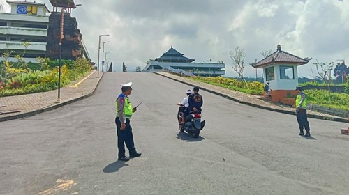 Polisi mengatur lalu lintas di jalur menuju parkir Manik Mas Pura Agung Besakih, Karangasem. (Selamat Juniasa/detikBali)