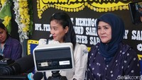 Olivia Zalianty mendampingi Tetty Liz melayat ke rumah duka Ray Sahetapy. Foto: Febri/detikHOT