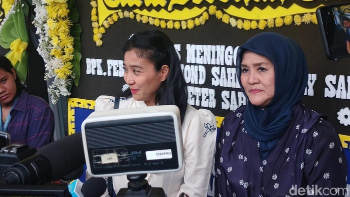 Tetty Liz dan Olivia Zalianty melayat ke rumah duka Ray Sahetapy.
