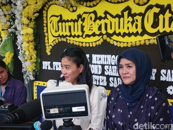 Tetty Liz dan Olivia Zalianty melayat ke rumah duka Ray Sahetapy.