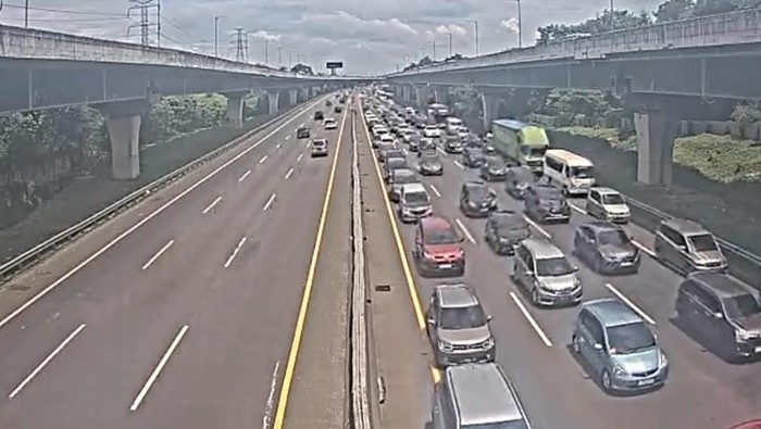 Tol Jakarta-Cikampek arah Cikampek padat siang ini