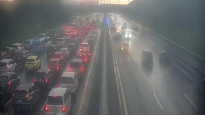 Tol Jakarta-Cikampek Km 58.500 macet imbas kecelakaan beruntun