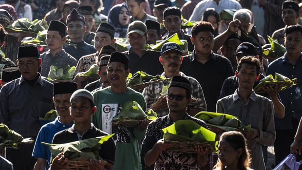 Warga membawa sego kethek saat mengikuti tradisi nyadran di kawasan Goa Kreo, Talun Kacang, Kandri, Gunung Pati, Semarang, Jawa Tengah, Rabu (2/4/2025). Tradisi turun temurun yang digelar pada setiap bulan Syawal atau setelah Lebaran tersebut sebagai wujud puji syukur masyarakat setempat kepada Tuhan yang Maha Esa. ANTARA FOTO/Aprillio Akbar/wpa.