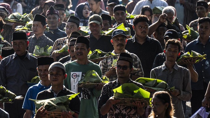 Tradisi nyadran di Goa Kreo Semarang Warga membawa sego kethek saat mengikuti tradisi nyadran di kawasan Goa Kreo, Talun Kacang, Kandri, Gunung Pati, Semarang, Jawa Tengah, Rabu (2/4/2025). Tradisi turun temurun yang digelar pada setiap bulan Syawal atau setelah Lebaran tersebut sebagai wujud puji syukur masyarakat setempat kepada Tuhan yang Maha Esa. ANTARA FOTO/Aprillio Akbar/wpa.