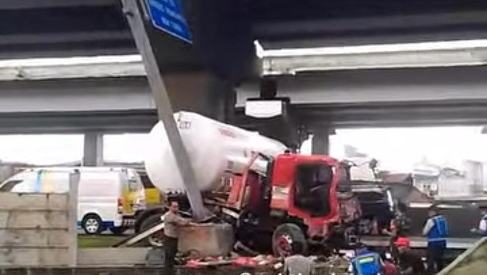 Truk tangki gas kecelakaan di GT cikunir. (dok.tangkapan layar medsos)