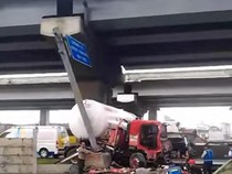 Video: Truk Tangki Gas Tabrak Tembok Pembatas di Cikunir, Lalin Tersendat