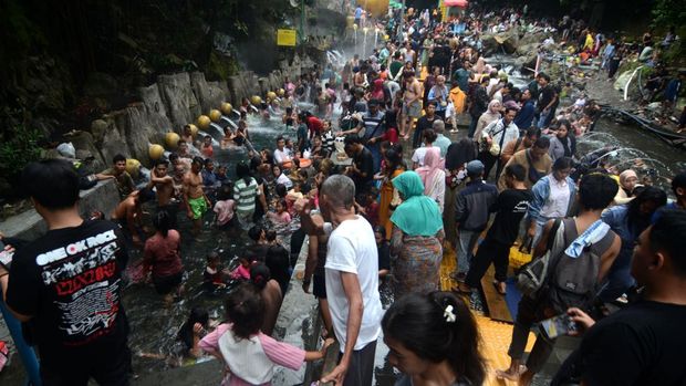 Sejumlah pengunjung menikmati air panas pancuran 13 di Obyek Wisata Guci, Kabupaten Tegal, Jawa Tengah, Rabu (2/3/2025). Menurut Unit Pelaksana Teknis Daerah (UPTD) Obyek Wisata Guci pada H+1 Lebaran pengunjung dari luar kota untuk berlibur di Guci mengalami peningkatan mencapai 20 persen dari 800 menjadi 1.200 pengunjung dibandingkan pada H1 dan H2 Lebaran. ANTARA FOTO/Oky Lukmansyah/foc.