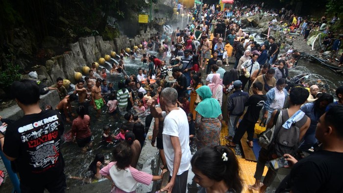Tumpah Ruah Wisatawan di Pemandian Guci Tegal Sejumlah pengunjung menikmati air panas pancuran 13 di Obyek Wisata Guci, Kabupaten Tegal, Jawa Tengah, Rabu (2/3/2025). Menurut Unit Pelaksana Teknis Daerah (UPTD) Obyek Wisata Guci pada H+1 Lebaran pengunjung dari luar kota untuk berlibur di Guci mengalami peningkatan mencapai 20 persen dari 800 menjadi 1.200 pengunjung dibandingkan pada H1 dan H2 Lebaran. ANTARA FOTO/Oky Lukmansyah/foc.