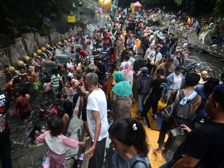 Tumpah Ruah Wisatawan di Pemandian Guci Tegal