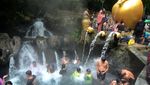 Tumpah Ruah Wisatawan di Pemandian Guci Tegal